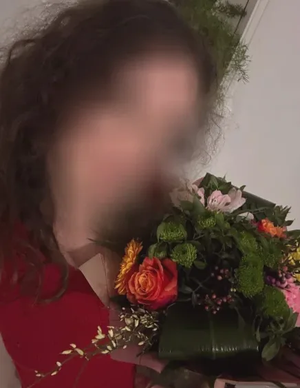 Manuela, 39